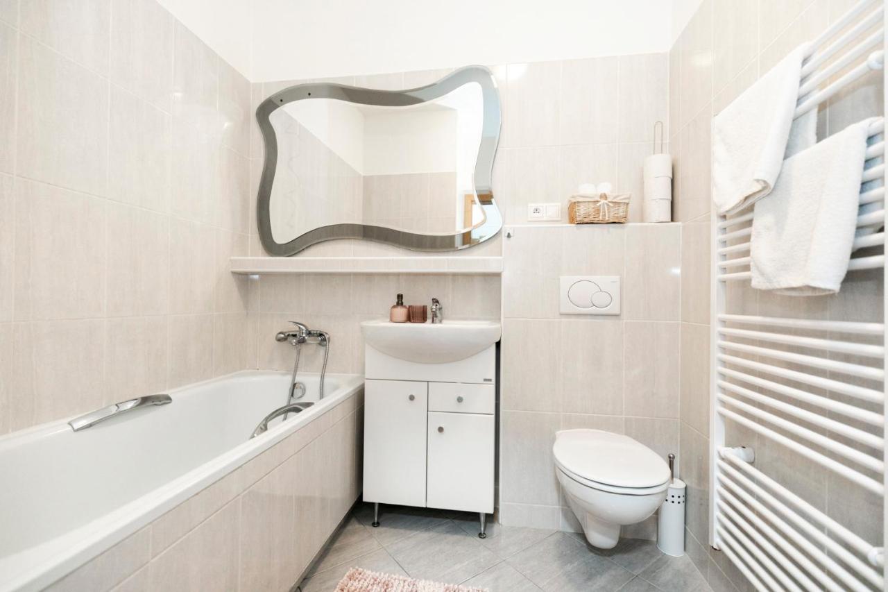 Alure Residences 3 & 24H Self Check-In, Parking In The Garage In The Apartment Building Included, New Building, Terrace, Green Location With A Forest Park With A Lake, Children'S Playground Banská Bystrica Exteriör bild