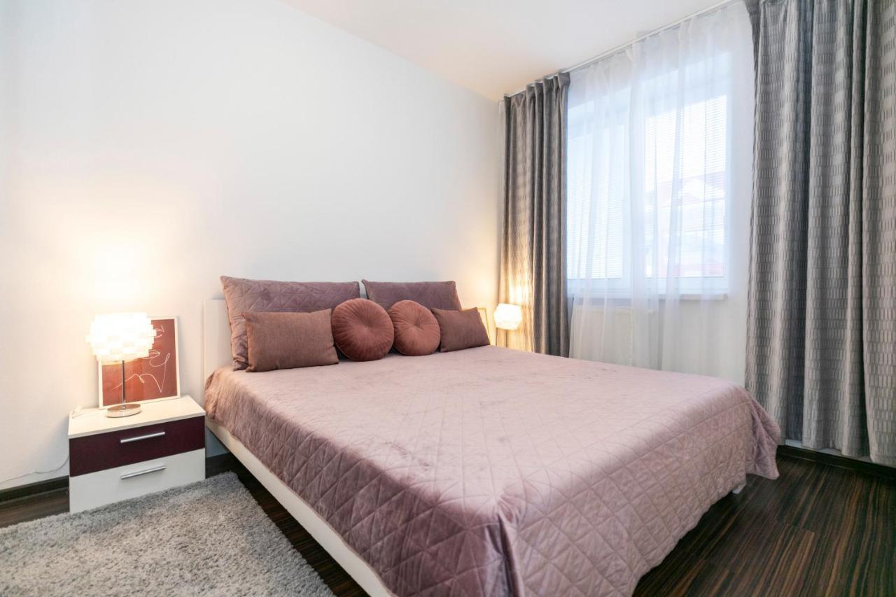 Alure Residences 3 & 24H Self Check-In, Parking In The Garage In The Apartment Building Included, New Building, Terrace, Green Location With A Forest Park With A Lake, Children'S Playground Banská Bystrica Exteriör bild