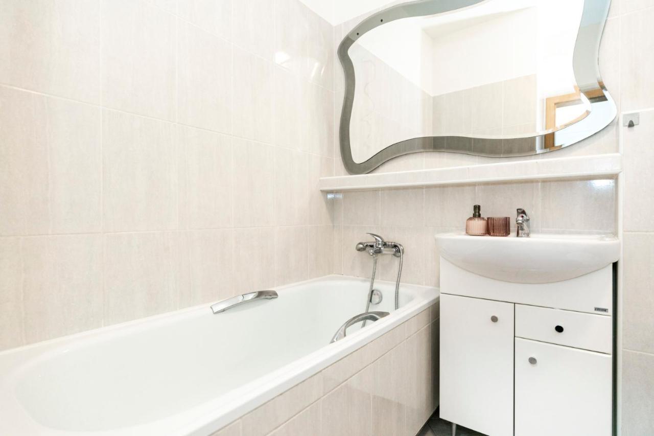 Alure Residences 3 & 24H Self Check-In, Parking In The Garage In The Apartment Building Included, New Building, Terrace, Green Location With A Forest Park With A Lake, Children'S Playground Banská Bystrica Exteriör bild